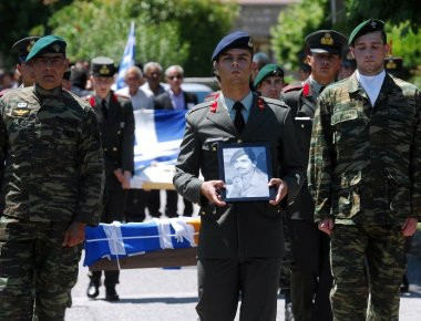 Ρίγη συγκίνησης στην ταφή του ΕΛΔΥκάριου Α.Καραγεώργου 43 χρόνια μετά... (βίντεο)